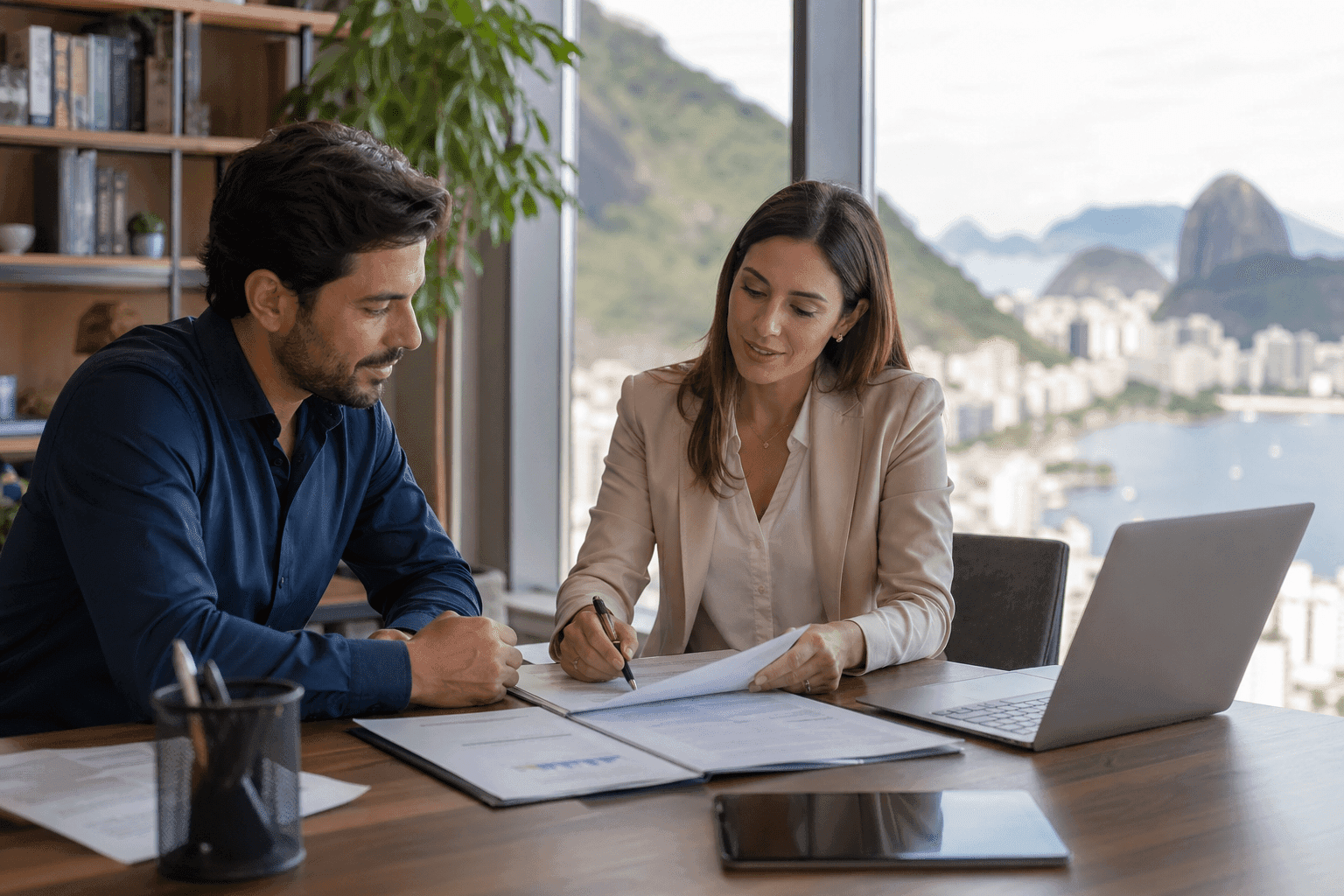 Empreendedor no Rio de Janeiro conversando com contador sobre abertura de empresa