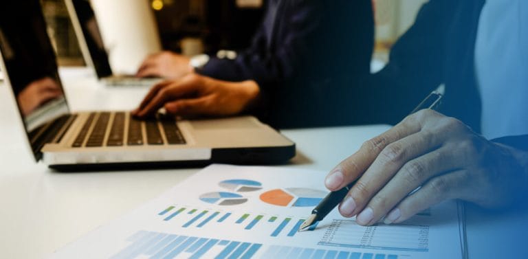Empresário analisando documentos financeiros com um contador para organizar a gestão da empresa