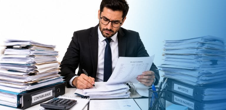 Empresário analisando os impostos que uma empresa paga com apoio de um contador.