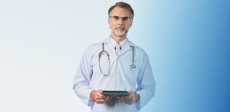 Médico analisando impostos e planejamento tributário para reduzir a carga fiscal