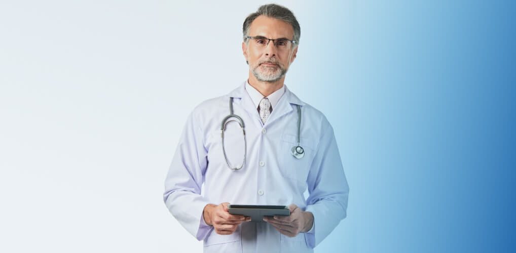 Médico analisando impostos e planejamento tributário para reduzir a carga fiscal